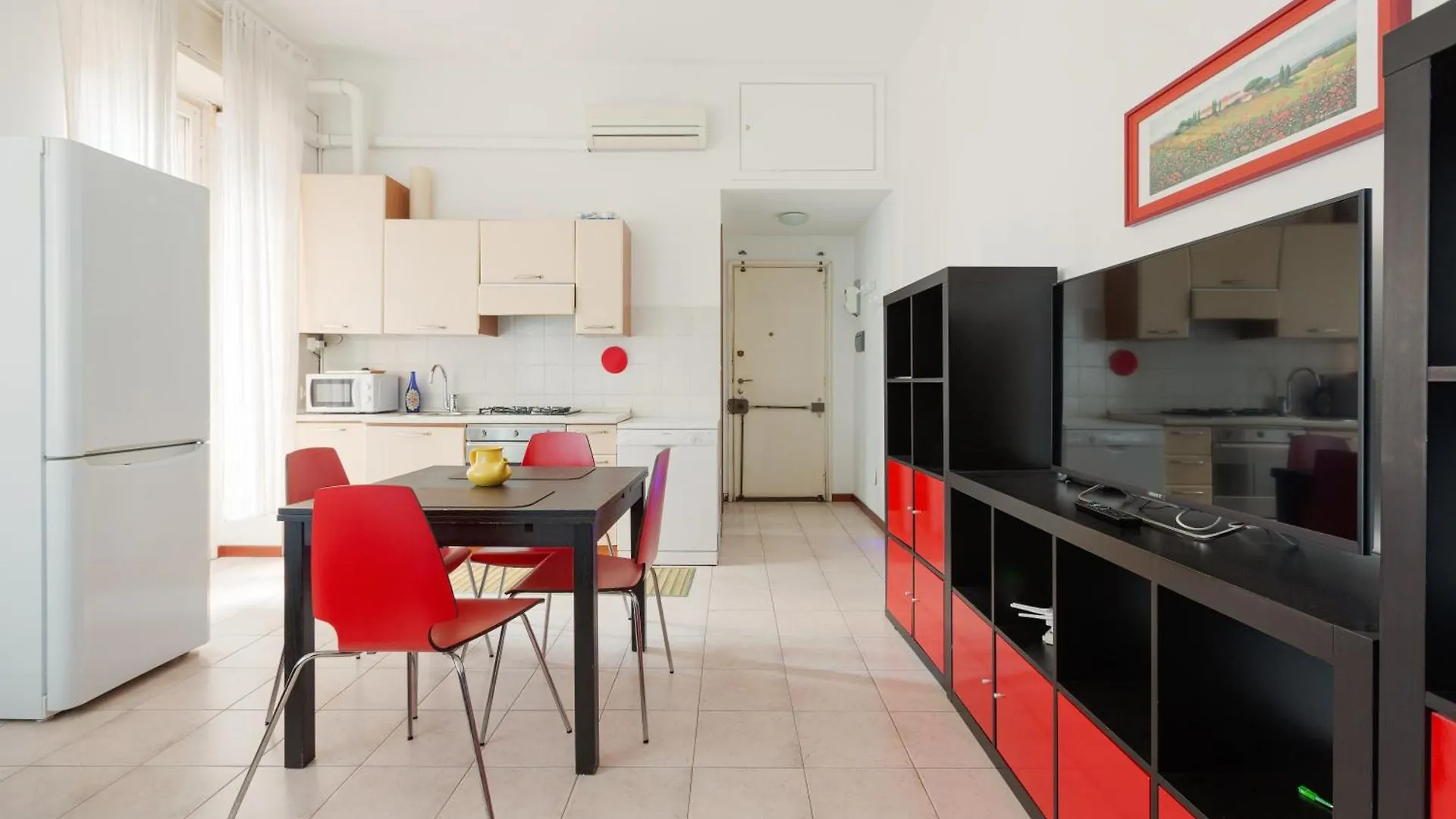 Milano Cosy Apt With Balcony 0*, Milan